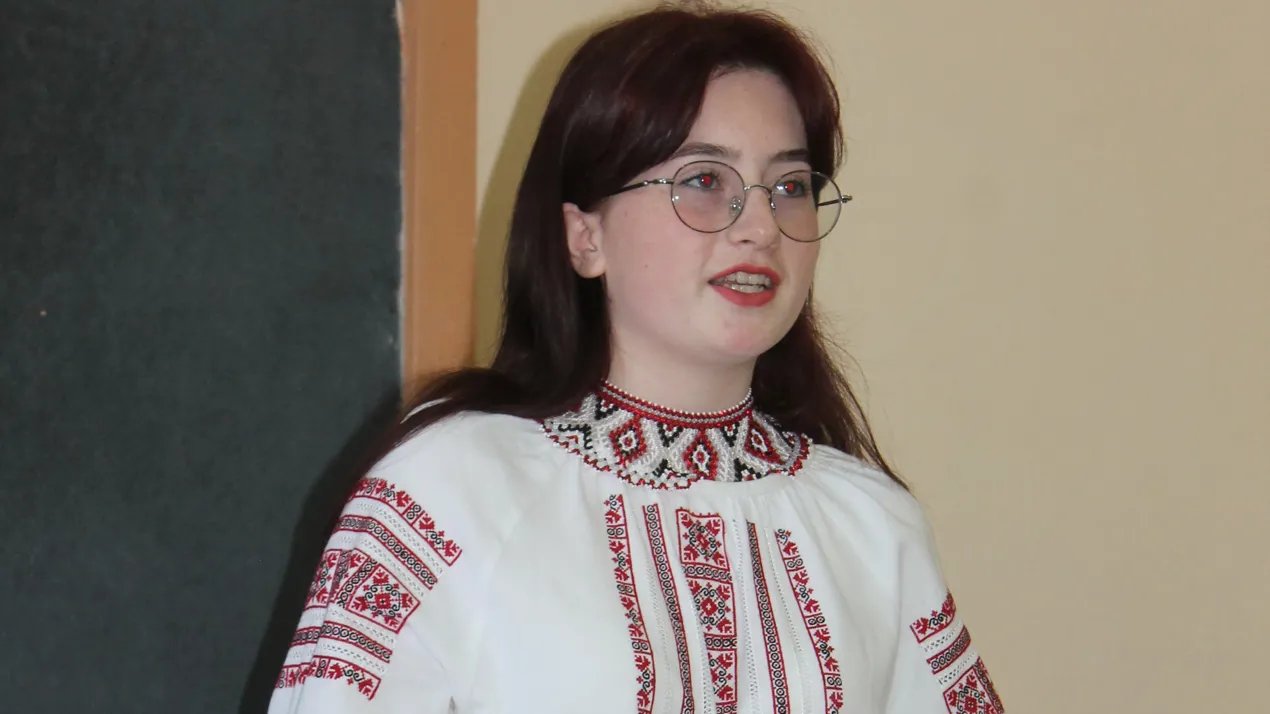 "Учітесь, читайте, І чужому научайтесь, Й свого не цурайтесь."