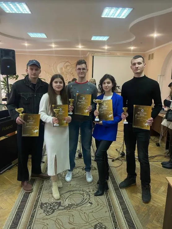 Антон Крижановський в центрі фото